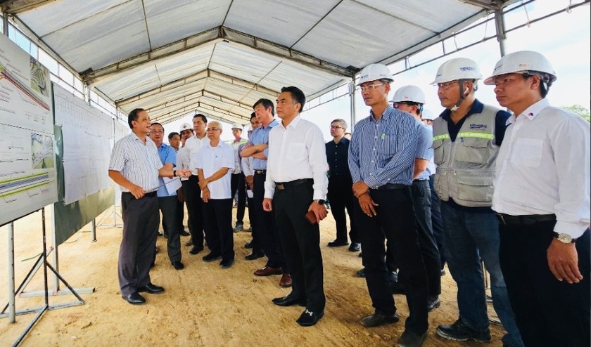 Ông Nguyễn Lộc Hà, Phó Bí thư tỉnh ủy Bình Dương nghe báo cáo tiến độ dự án giao thông 
Vành đai 3 Thành Phố Hồ Chí Minh
