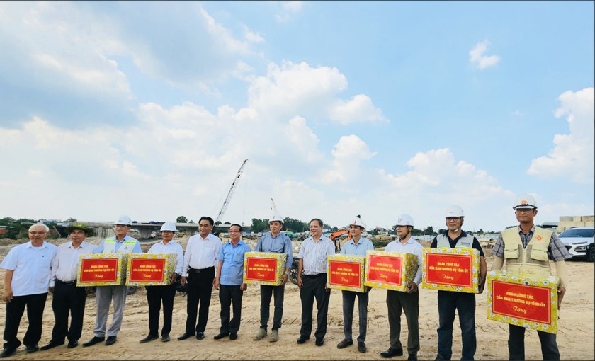 Ông Nguyễn Lộc Hà, Phó Bí thư Thường Trực Tỉnh uỷ Bình Dương khen thưởng các đơn vị, công nhân nỗ lực làm việc để dự án về đích đúng tiến độ.
