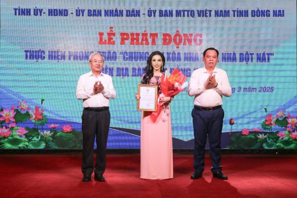Lãnh đạo tỉnh Đồng Nai tặng hoa cho và Lê Nữ Thùy Dương (đại diện KN Group)