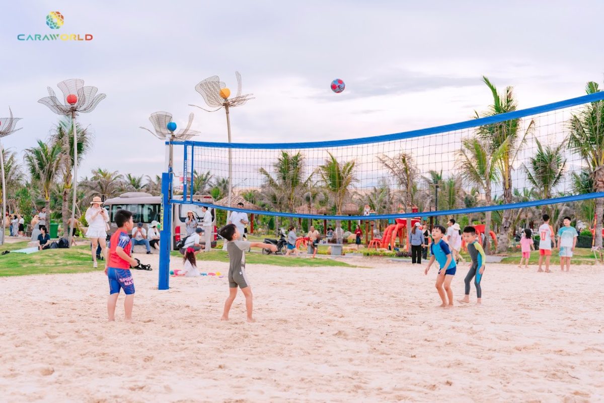 Du khách vui chơi tại công viên biển CaraBeach - CaraWorld 