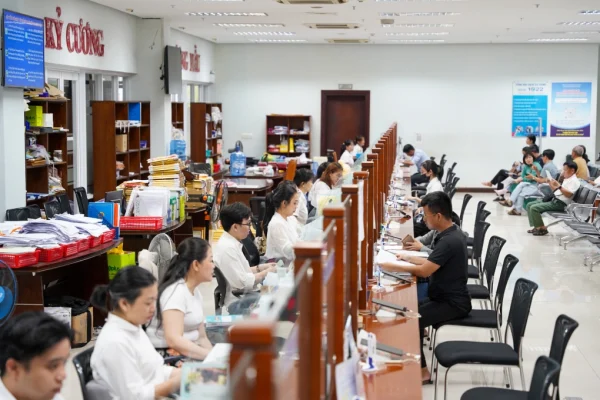 Người dân làm thủ tục hành chính tại bộ phận một cửa, Trung tâm hành chính Đà Nẵng. Ảnh: Nguyễn Đông