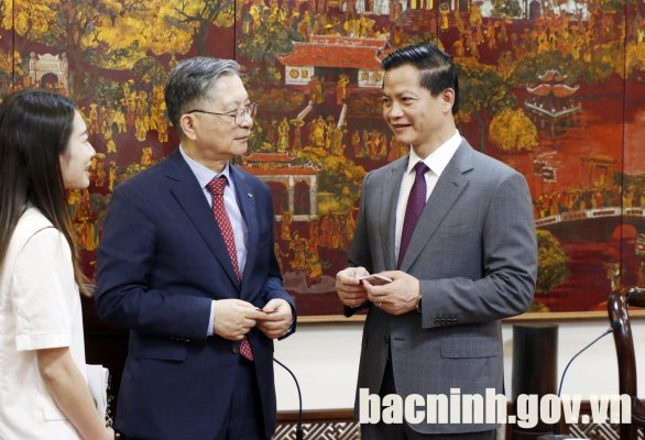 Chủ tịch UBND tỉnh Vương Quốc Tuấn (bên phải) trao đổi với Tổng Giám đốc LH Lee Han Joon