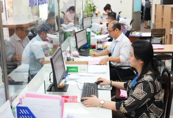 các chuyên viên hướng dẫn người dân làm thủ tục cấp phép xây dựng tại UBND quận Tân Phú