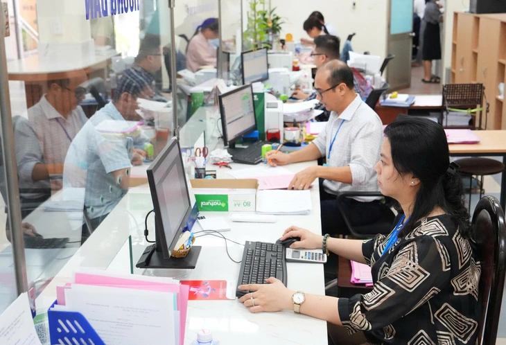 các chuyên viên hướng dẫn người dân làm thủ tục cấp phép xây dựng tại UBND quận Tân Phú