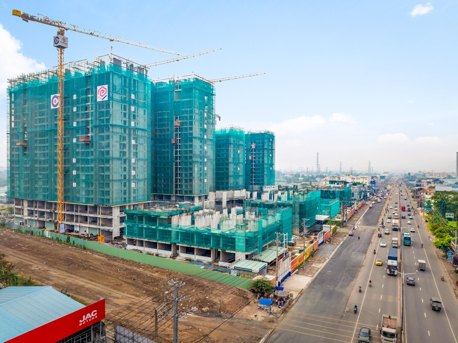 Sau 6 tháng ra mắt thị trường, công trường La Pura mặt tiền Quốc lộ 13 hiện tại có gì?